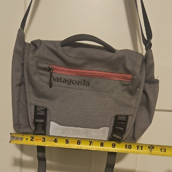 Patagonia Charcoal Messenger Bag with Red Accent - Picture 4 of 6